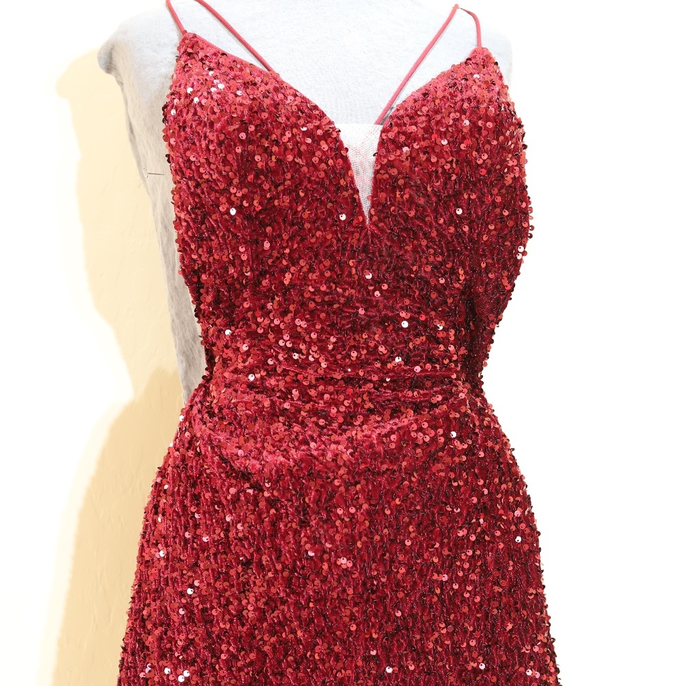 ALYCE plush sequin plunging neckline strappy back short dress in wine size 14